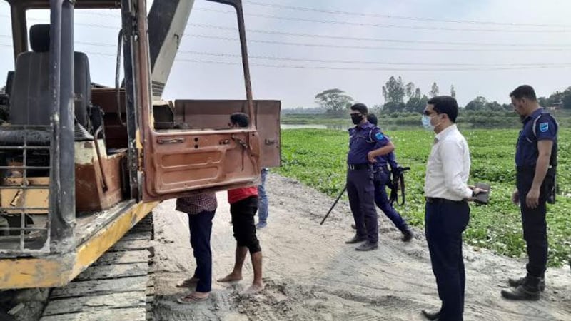 ভ্রাম্যমাণ আদালত কাজ শেষে ফেরার সময় মাটির ঢিল